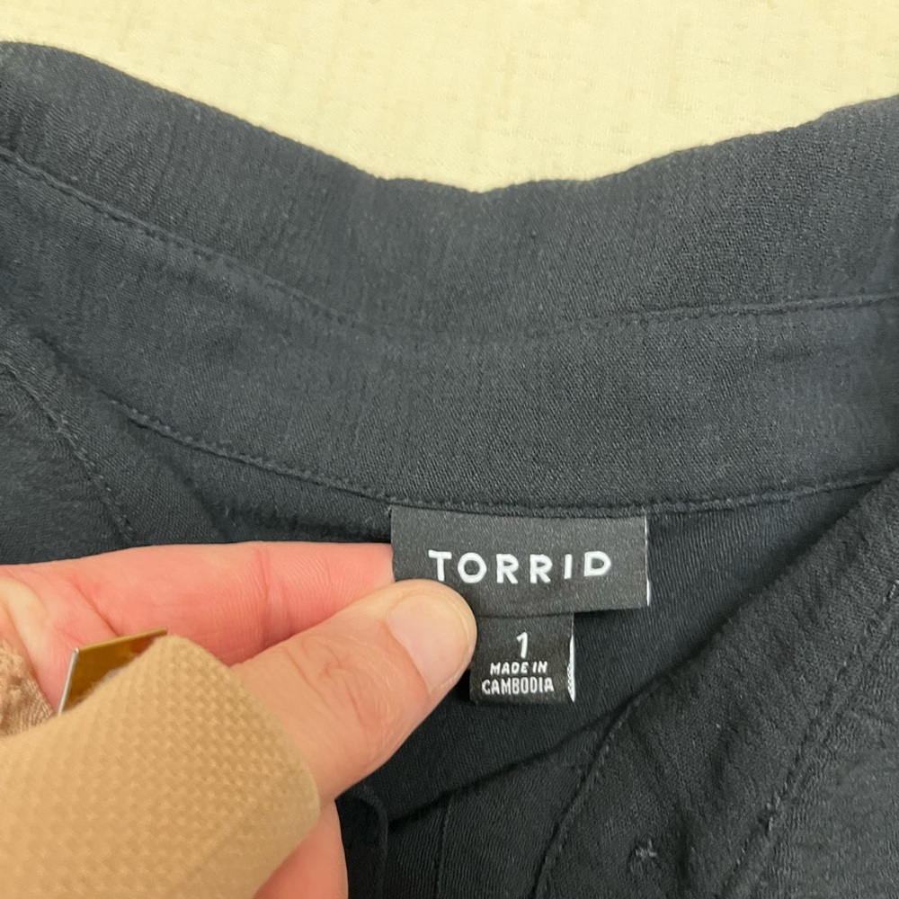Torrid 1X black crinkle gauze button up - Picture 5 of 13